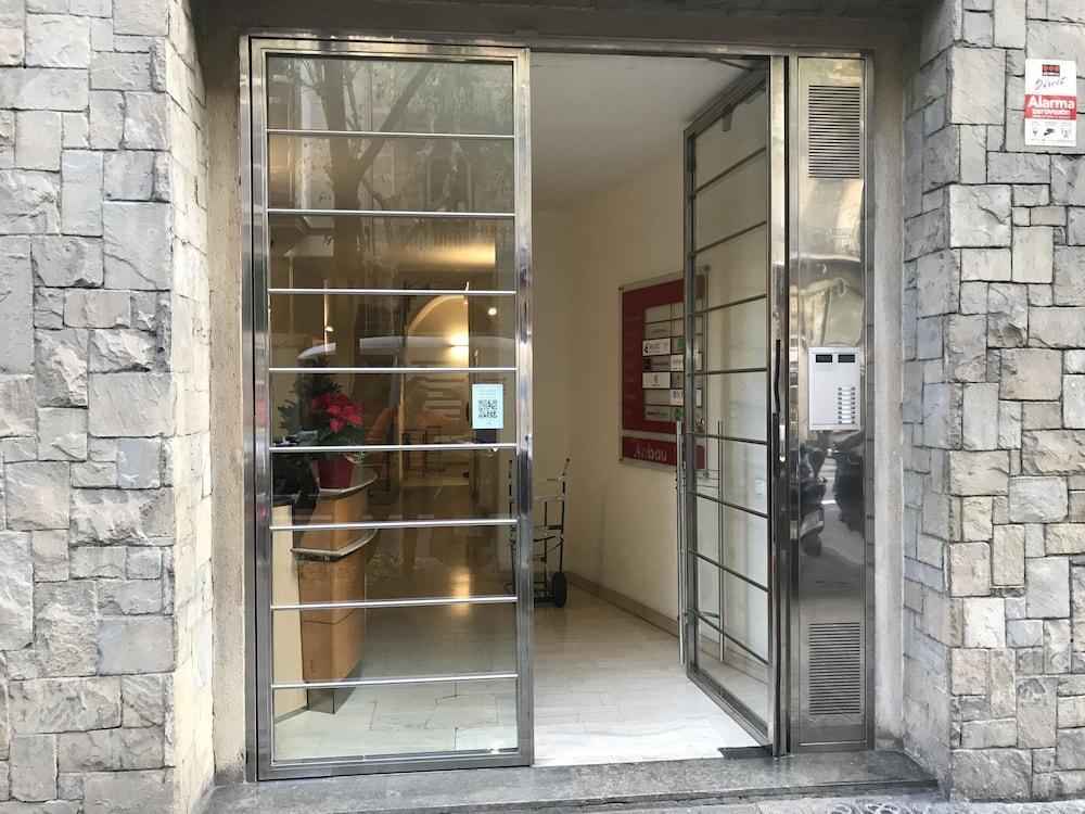 Fisa Rentals Aribau Barcelona Exteriör bild